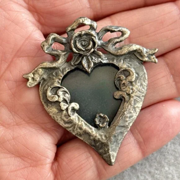 Vintage Heart Shaped Pewter Photo Frame Brooch Valentine Pin Rose Ornate Detail - Picture 5 of 6